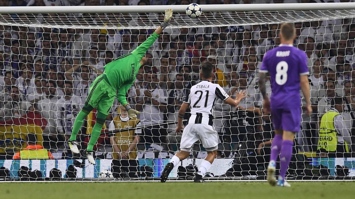 Der Costa Ricaner ist schlecht postiert, deshalb streckt er sich vergeblich. Der Ball senkt sich hinter ihm nieder und fällt in die Maschen