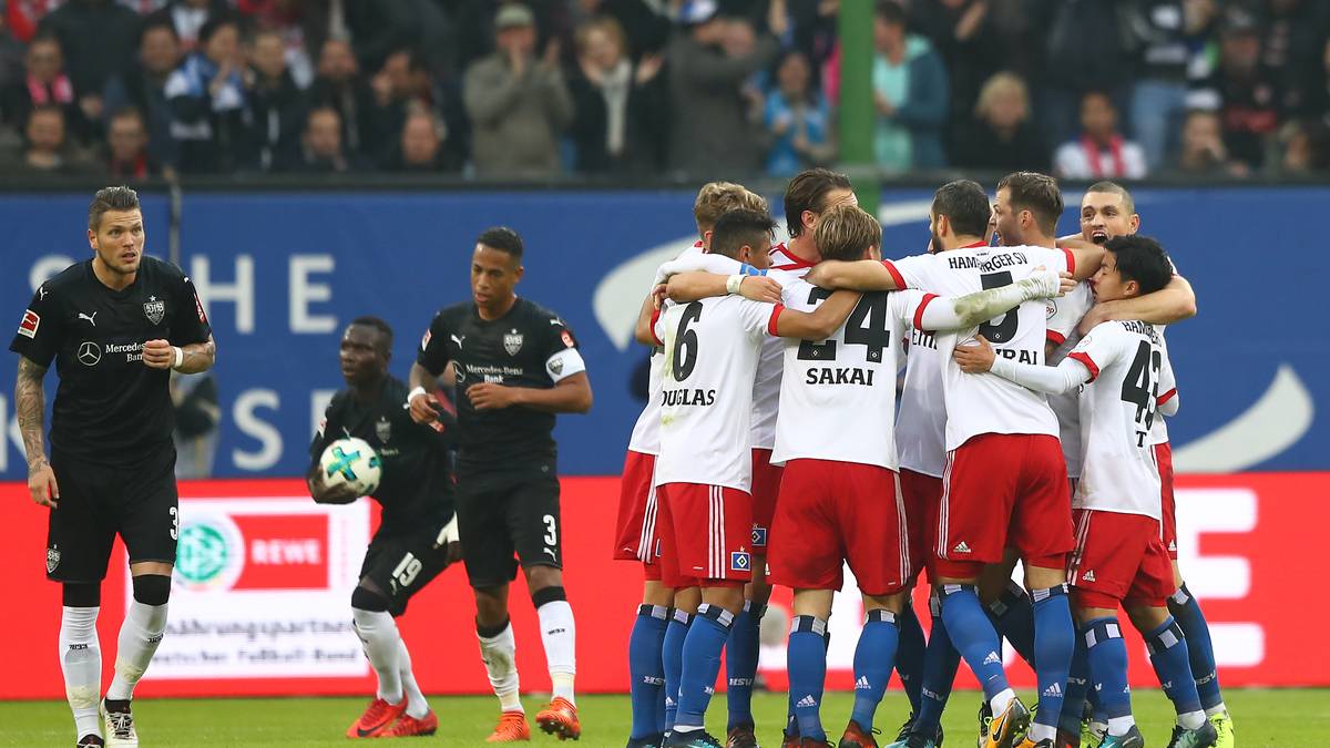 Es ist Aarin Hunt, der den HSV gegen die dezimierten Schwaben in Führung bringt. VfB-Torwart Ron-Robert Zieler gibt beim Freistoß des Ex-Bremers keine gute Figur ab