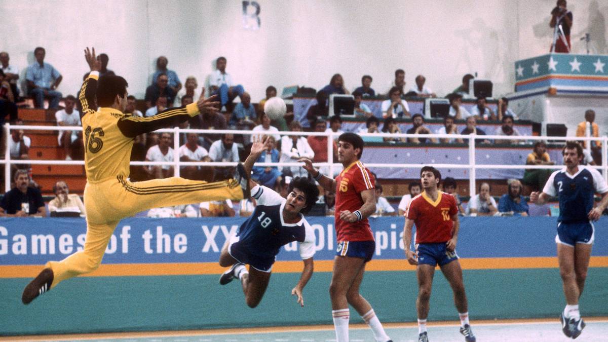 Und das zurecht. Ulrich Roth, der heutige sportliche Leiter der SG Leutershausen und Bruder von Melsungens Trainer Michael Roth, spielt sich mit seinen Teamkollegen teilweise in einen Rausch. Im zweiten Gruppenspiel setzt sich Deutschland mit 18:16 gegen Spanien durch, am Ende springt die Silbermedaille heraus
