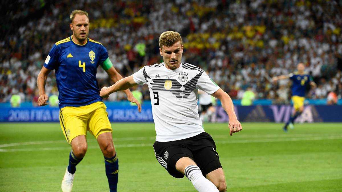 TIMO WERNER: Startete als Einzelspitze und zeigte die von Löw geforderten Laufwege in die Tiefe und bewegte sich gut in den Schnittstellen der schwedischen Viererkette. Wechselte in der zweiten Hälfte auf links und bereitete prompt den Ausgleich durch Reus vor (48.) – weil sich endlich mal einer im Eins gegen Eins durchsetzte. Sorgte auf links für mehr Gefahr als im Zentrum. Holte den Freistoß vorm Siegtreffer durch Kroos raus. SPORT1-Note: 2,5