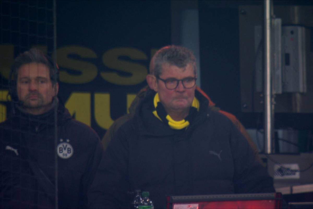 Der langjährige Dortmunder Keeper Teddy de Beer ist überraschend verstorben. Das Westfalenstadion nimmt Abschied. Und Stadionsprecher Norbert Dickel übermannen die Gefühle.