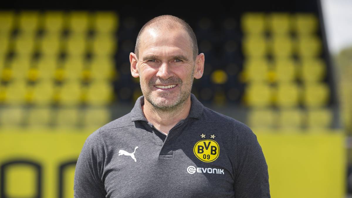 Wie viele andere Trainer setzt Lucien Favre bei Dortmund in seinem Mitarbeiterstab auf eine Mischung aus Alt und Jung: Der 51 Jahre alte MANFRED STEFES arbeitete schon in Gladbach mit Favre zusammen