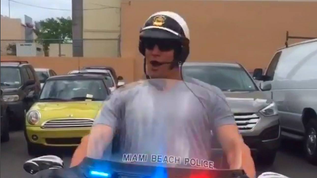 Gronkowski spielt Motorrad-Cop