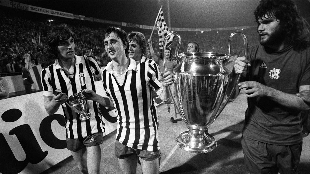 Amsterdams Johan Cruyff (M.) nach dem Gewinn des Europapokals der Landesmeister 1973
