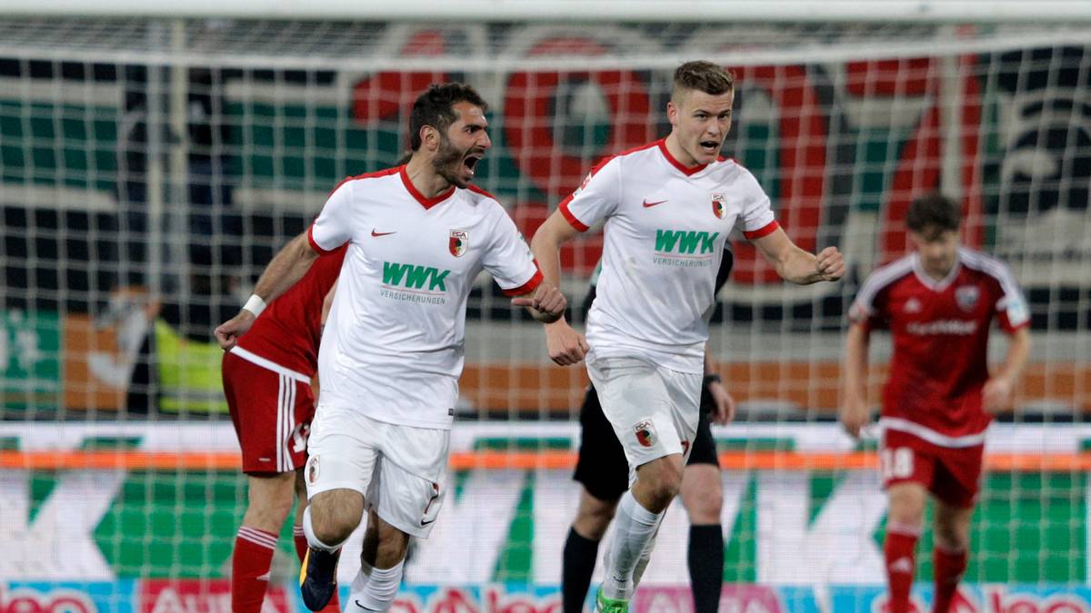 Augsburg hofft noch einmal auf ein Remis: Erst trifft Kapitän Paul Verhaegh, dann schießt Halil Altintop das 2:3 (81.) 