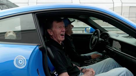 Rennfahrer Tim Schrick und Rallye-Legende Walter Röhrl haben zwei echte Kracher zum Bilster Berg gebracht: den „Röhrlx911“ und den Porsche 911 GT3 mit Manthey Performance-Kit. Und Auto-Versteher Alex Wesselsky schwelgt mit dem als Barockengel bekannt gewordenen BMW 502 im bayrischen Luxus. 