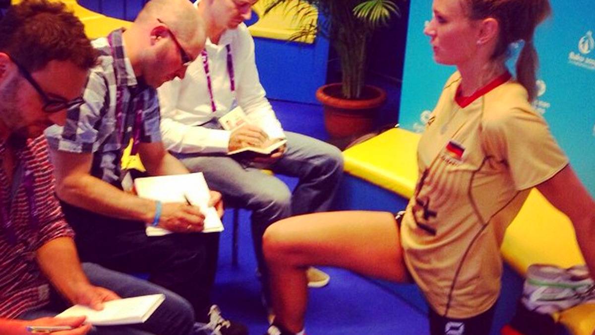 So sieht ein Vollprofi aus: Maggi Kozuch beantwortet Reporterfragen lässig während des Aufwärmens