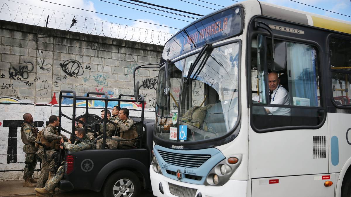 Auch die Beförderung der Athleten zu ihren Wettkämpfen funktionierte selten reibungslos. Eine österreichische Athletin beschwerte sich über eine dreistündige Irrfahrt. "Jedes kleine Meeting in Österreich ist besser organisiert als diese Olympischen Spiele", meinte Siebenkämpferin Ivona Dadic