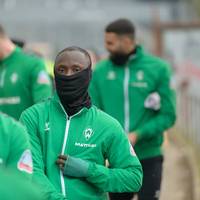 Naby Keita sorgt im Vorfeld der 0:5-Pleite bei Bayer 04 Leverkusen für einen Eklat. Daraufhin wird der Mittelfeldspieler in den sozialen Medien übel beleidigt.