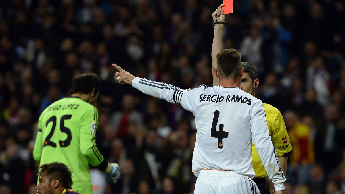 Außerdem schickte der Referee Sergio Ramos mit Rot vom Platz - mal wieder. Für Real hatte die Pleite im Clasico aber noch weitreichendere Folgen, denn dadurch büßten die Königlichen die Tabellenführung ein. Meister wurde am Ende aber weder Real noch Barca, sondern Atletico