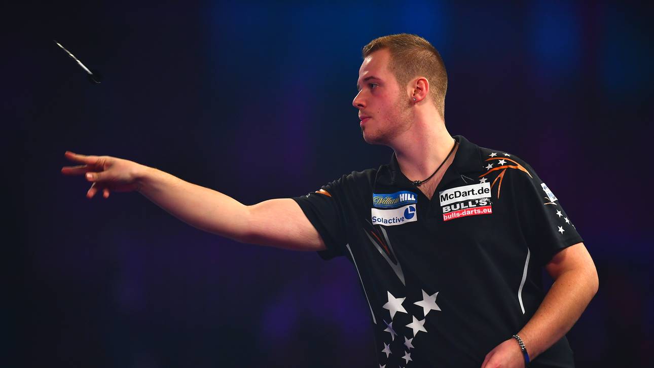 Zwei Frauen fordern Darts-Star