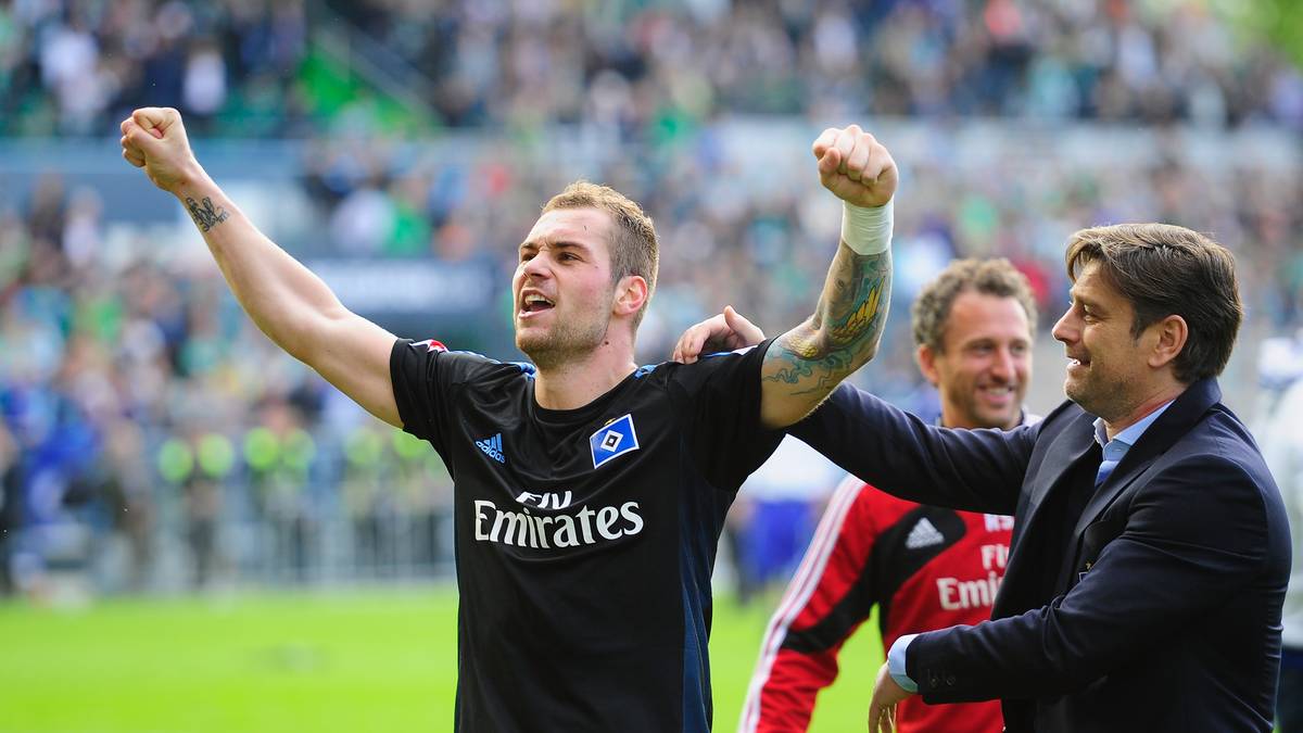 Sportdirektor Kreuzer bejubelt noch mit Relegationsheld Pierre-Michel Lasogga den Klassenerhalt - wenige Wochen später wird er entlassen