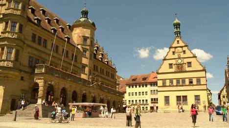Bayerische Natur, bayerische Kultur – barrierefrei! In unserer neuen Grenzenlosfolge ist das deutsch-englische Ehepaar Anita und Rob Read auf seiner Ferientour durch Bayern diesmal in Mittelfranken unterwegs. Hier gibt es Römerschätze, versteinerte Urvögel und mittelalterliche Städte zu besichtigen, herrliche Natur- bzw. Seenlandschaften lohnen ebenfalls den Besuch. Eine ideale Urlaubsregion – auch für Urlauber mit Handicap, wenn nur nicht das viele Kopfsteinpflaster wäre! Für Rollstuhlfahrerin Anita Read der einzige Wermutstropfen in einer ansonsten rundum gelungenen Ferienwoche!