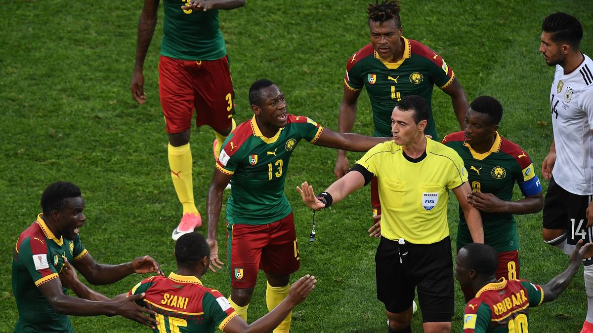 Dann die Chaos-Szene des Abends: Kameruns Ernest Mabouka trifft Emre Can im Kampf um den Ball am Knie. Ein eher normales Foul, das Schiedsrichter Wilmar Rodan mit der Gelben Karte bestraft - allerdings für Sebastien Siani, der mit der Szene nichts zu tun hat. Nach Rücksprache mit den Videoschiedsrichtern Artur Dias aus Portugal und Hernan Maidana aus Argentinien dann die neue Entscheidung des Schiedsrichters: Rot für den unbeteiligten Siani