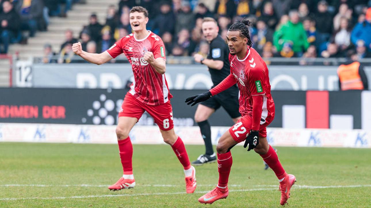 Damion Downs (rechts) und Eric Martel feiern nach einem Treffer