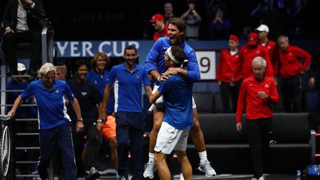 Rafael Nadal und Roger Federer feiern den Sieg von Team Europa beim Laver Cup