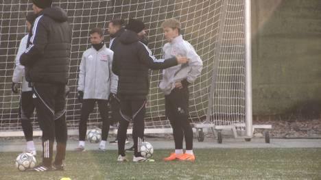 In Aserbaidschan steht für Eintracht Frankfurt das erste von zwei "Endspielen" in der Champions League an. Interimstrainer Dennis Schmitt strahlt vor der Partie bei Qarabag Zuversicht aus.