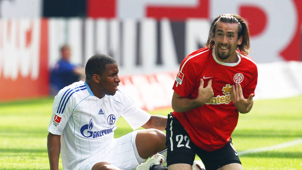Christian Fuchs (r.) kehrt Mainz 2011 den Rücken und wird Teamkollege von Schalkes Jefferson Farfan. Obwohl nie wirklich unumstritten macht Fuchs 136 Pflichtspielen für die Königsblauen. Den Umbruch unter Andre Breitenreiter wird er aber verpassen, da es den Österreichern in die Premier League zu Leicester City zieht