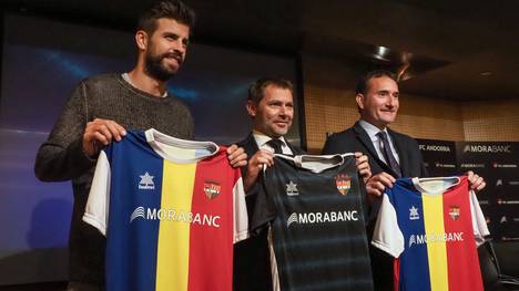 Der FC Andorra mit Präsident Gerard Piqué (l.) spielt künftig drittklassig