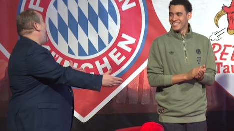 Beim Fantreffen der "Red Bulls Taubenbach" ist Bayern-Star Jamal Musiala zu Gast. Der Kabarettist Wolfgang Berger widmet dem 22-Jährigen einen eigenen Song - ein Cover des Rock-Klassikers "Sweet Home Alabama".