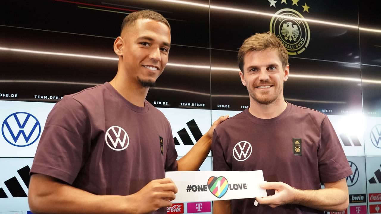 FIFA WM: Die deutsche Nationalmannschaft mit spezieller Kapitänsbinde in Katar