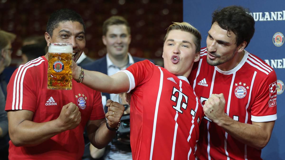 Bei den Paulaner Fänträumen kommt es zu einem ganz besonderen Kräftemessen der Bayern-Stars. Die Fußballer treten gegen die Basketballer an, um endgültig zu klären, wer die besten Bayern am Ball sind. SPORT1 zeigt die Bilder des Duells