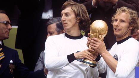 Weltmeister Jürgen Grabowski (l.), hier nach dem WM-Triumph 1974 mit Berti Vogts, ist tot