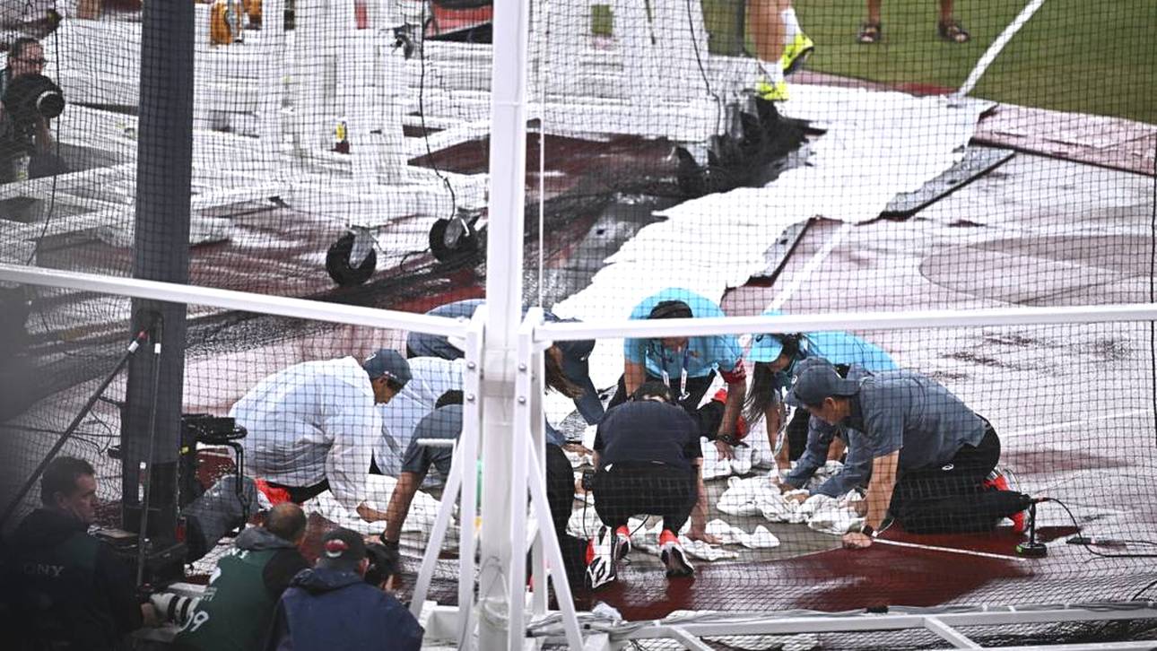 Verzweifelt versuchen die Helfer, den Ring ein wenig zu trocknen