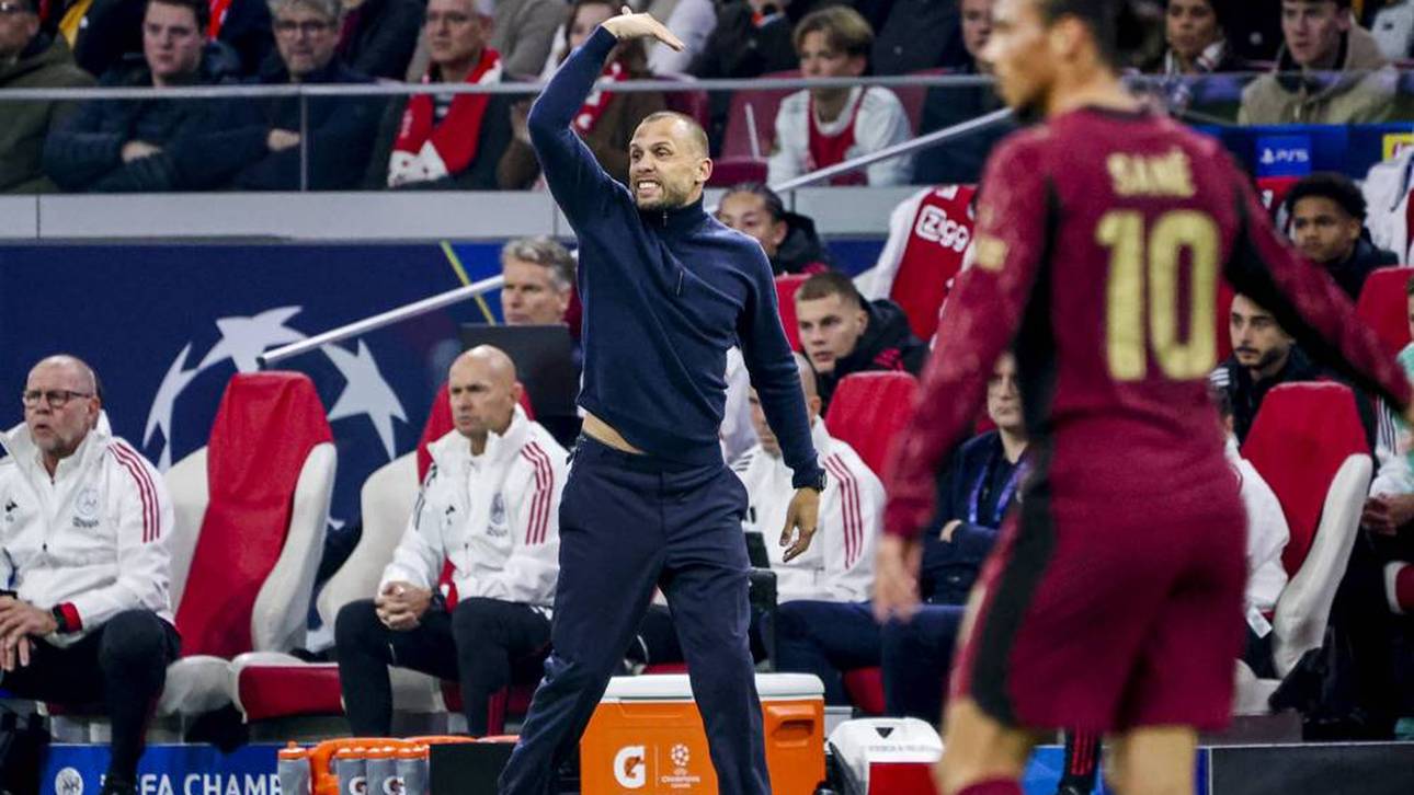 John Heitinga im Spiel gegen Galatasaray an der Seitenlinie