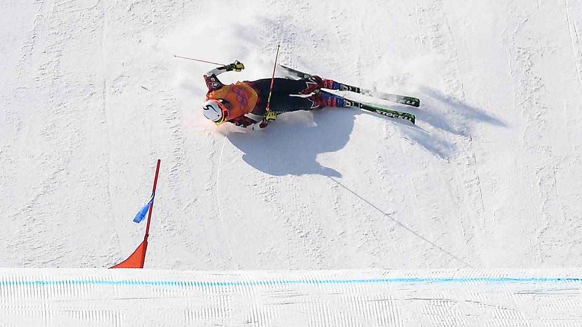 Der Kanadier hält zwar den Daumen hoch, das Allerschlimmste ist nicht zu befürchten - trotzdem wird im Anschluss die gefährliche Streckenführung heftig kritisiert: Die Gesundheit der Athleten werde aufs Spiel gesetzt