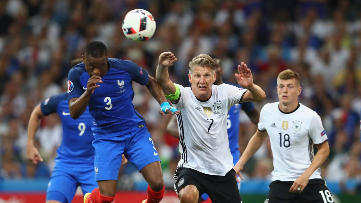 Bastian Schweinsteiger geht nach einer Ecke mit der Hand zum Ball