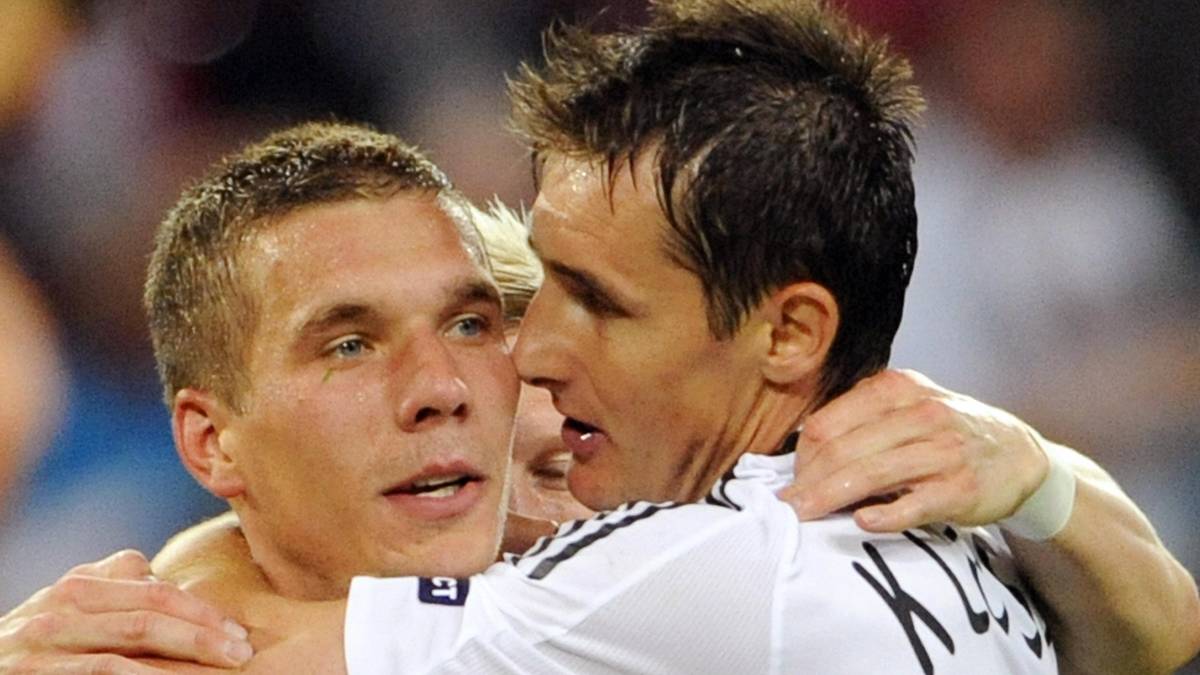 Dieses Spiel ist gerade für Lukas Podolski und Miroslav Klose kein gewöhnliches. Zum Auftakt der EM-Vorrunde 2008 spielen die deutschen Stürmer gegen das Land, zu dem sie beide innige familiäre Beziehungen haben