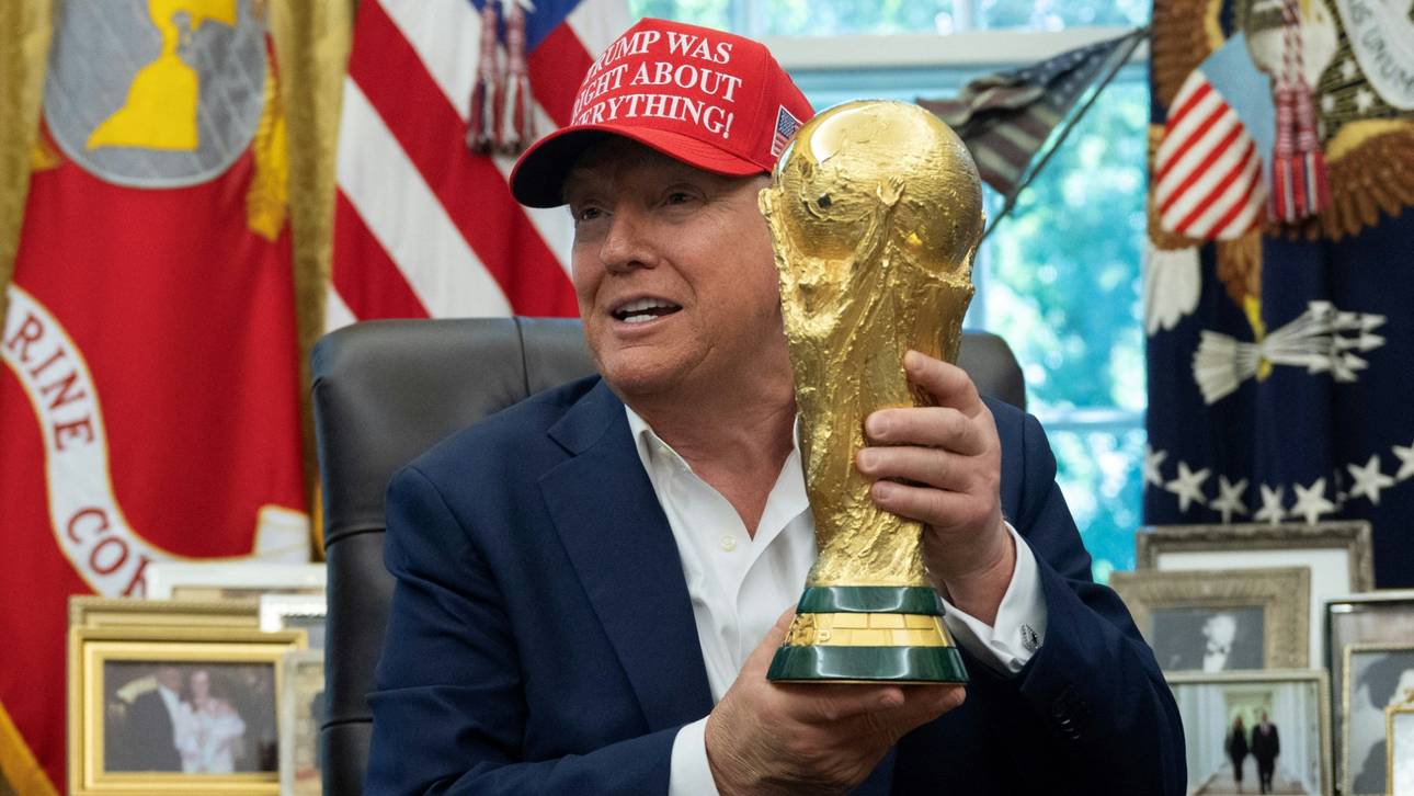 US-Präsident Donald Trump mit dem WM-Pokal