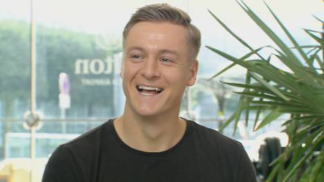 Florian König begrüßt Felix Kroos im STAHLWERK Doppelpass. Der Ex-Profi kann sich gleich zu Beginn eine Spitze in Richtung Bochum-Boss Sebastian Schindzielorz nicht verkneifen.