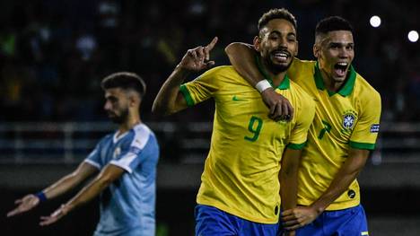 Matheus Cunha (Nummer neun) bejubelt seinen Treffer für die brasilianische U23