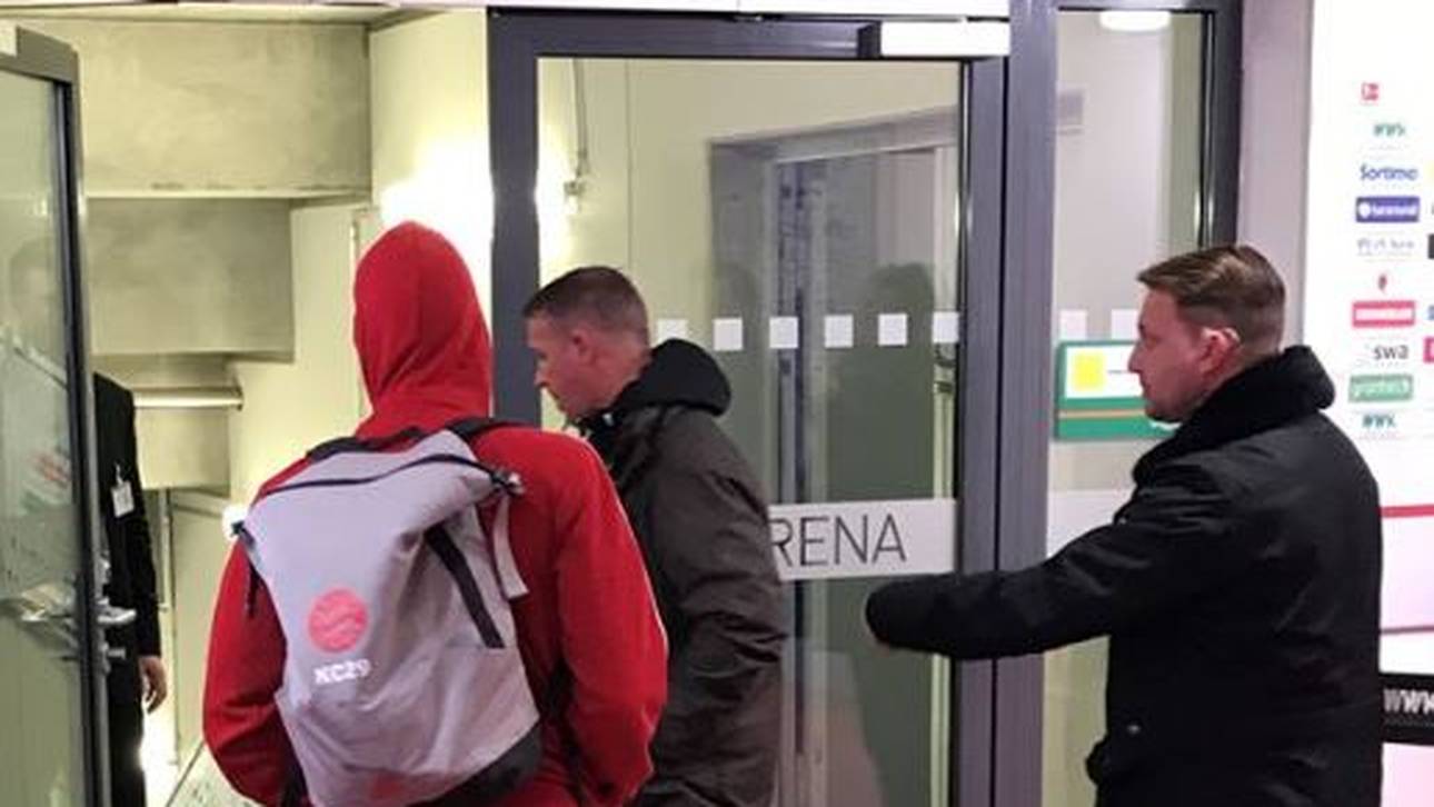 Kingsley Coman humpelt ohne Schuh und mit einbandagiertem Fuß durch die Katakomben in Augsburg
