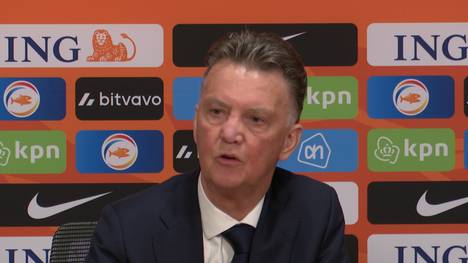 Louis van Gaal erzählt bei einer Pressekonferenz von einem positiven PCR-Test. In den Niederlanden wird mit Corona generell anders verfahren als in Deutschland. Nur ins WM-Gastgeberland Katar darf der Bondscoach jetzt nicht reisen.