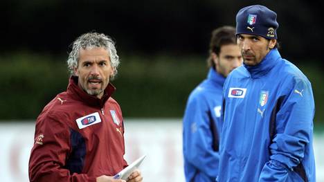 Von 2006 bis 2008 trainierte Roberto Donadoni (l.) Italiens Nationalteam um Gianluigi Buffon (r.)