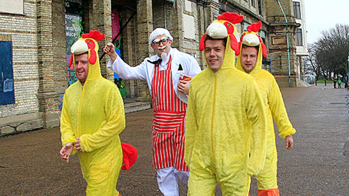 Los, los, meine Hühner. Diese Fan-Gruppe scheint spät dran zu sein (Copyright: facebook.com/Professional Darts Corporation).