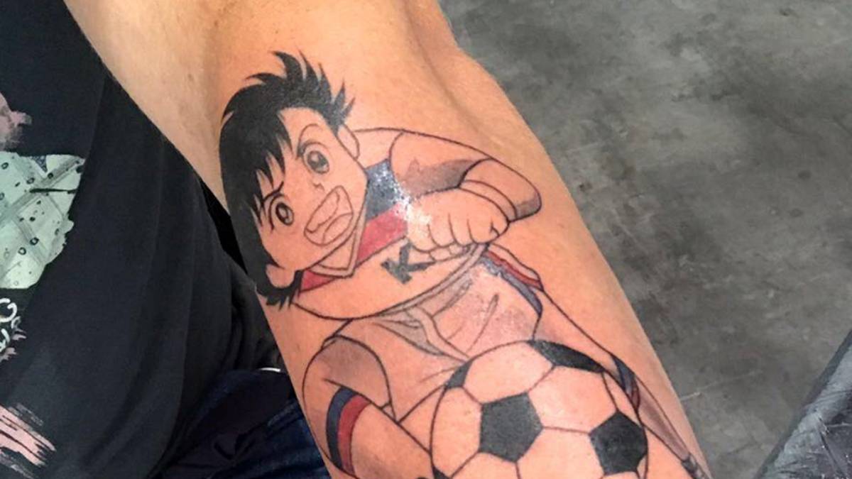 Auf Mölders Armbeuge prangt ein Anime-Held. Sein Name: Gregor. Sein Status: Super-Held der "Kickers" - einer japanischen Zeichentrickserie aus den 90er-Jahren