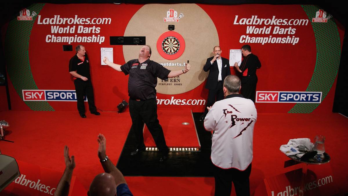 PLATZ 1: RAYMOND VAN BARNEVELD vs. PHIL TAYLOR (2007): Diese Serie endet 2007 im besten Darts-Match aller Zeiten. Nach seinem Wechsel zur PDC schafft es Raymond van Barneveld gleich ins Endspiel der WM und geht gegen "The Power" über die volle Distanz