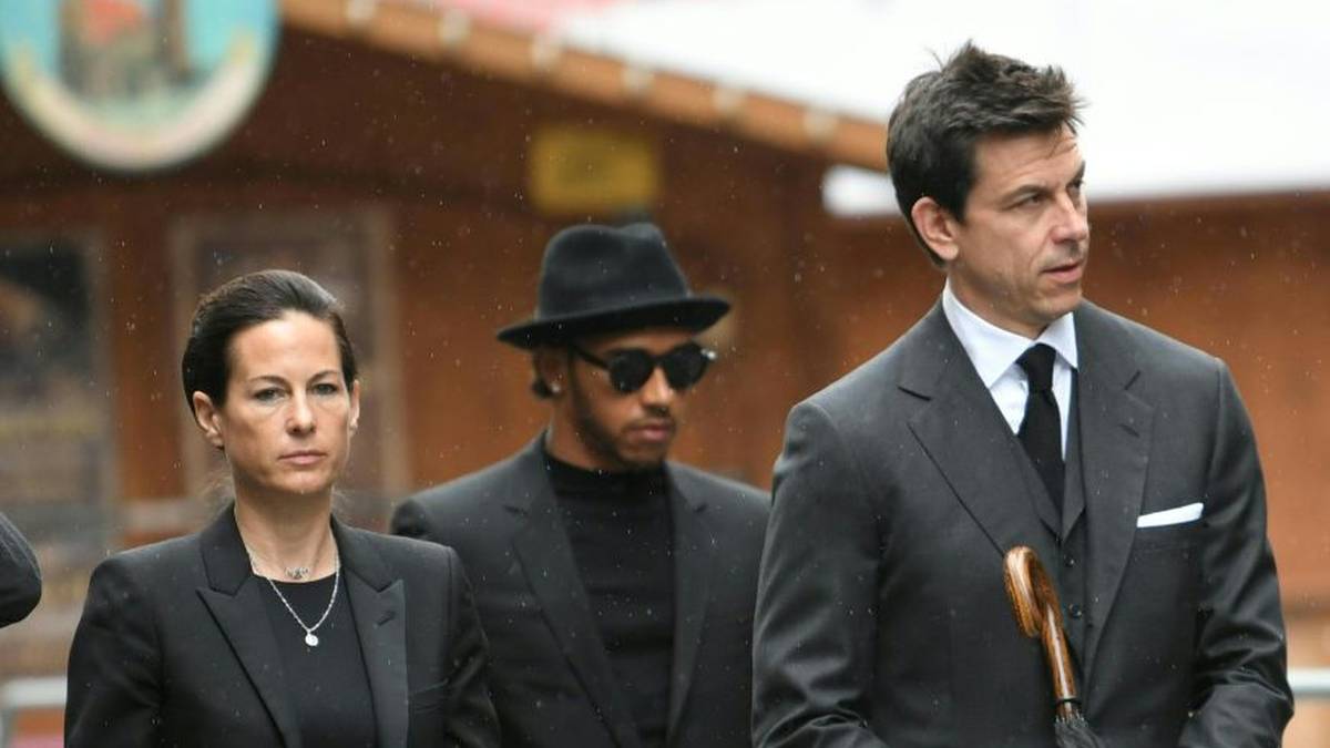 2019: Im Mai erhält Hamilton die traurige Nachricht, dass F1-Ikone Niki Lauda verstorben ist. Dem Österreicher hat Hamilton laut eigener Aussage den Großteil seiner Titel zu verdanken. Lauda hätte dafür gesorgt, dass Hamilton sich den Silberpfeilen angeschlossen hat