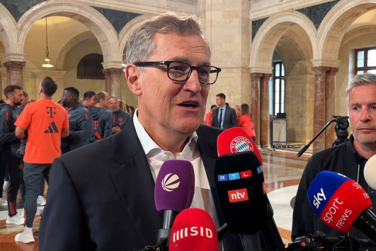 Bayerns Vorstandsvorsitzender Jan-Christian Dreesen nimmt die Art und Weise, wie Uli Hoeneß im Doppelpass aufgetreten ist in Schutz.			