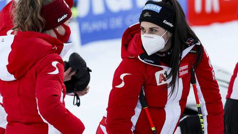 Österreichs Skistar Franziska Gritsch (re.) lehnt eine Corona-Impfung nach wie vor ab