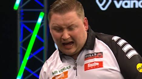 Martin Schindler besiegt Stephen Bunting im Decider und holt somit einen wichtigen Sieg beim Grand Slam of Darts, der die Hoffnung auf das Achtelfinale am Leben hält.
