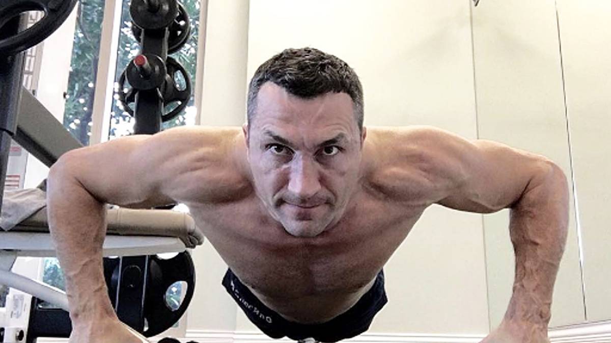 Wladimir Klitschko will gegen Tyson Fury seinen WM-Titel zurückholen. Dabei überlässt er nichts dem Zufall und macht sich auch mit Liegestützen fit