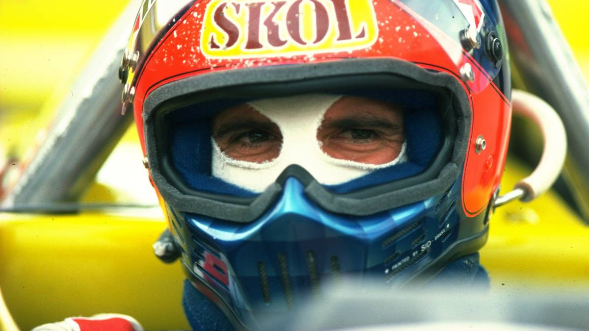 Gefährlich schaut er aus, der junge EMERSON FITTIPALDI. Vielleicht liegt das angespannte Gesicht auch am 24. Startplatz, von dem der Brasilianer in den GP der USA 1980 startet. Am Ende hat er jedoch Grund zur Freude, 21 Positionen macht Fittipaldi gut und beendet das Rennen auf Platz vier