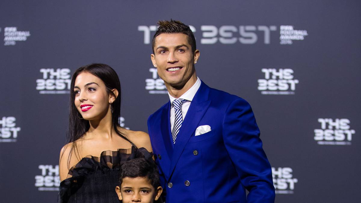 Der Star des Abends ist allerdings ein anderer: Cristiano Ronaldo. Der Europameister zeigt sich überraschend mit seiner neue Freundin Georgina Rodriguez (l.)