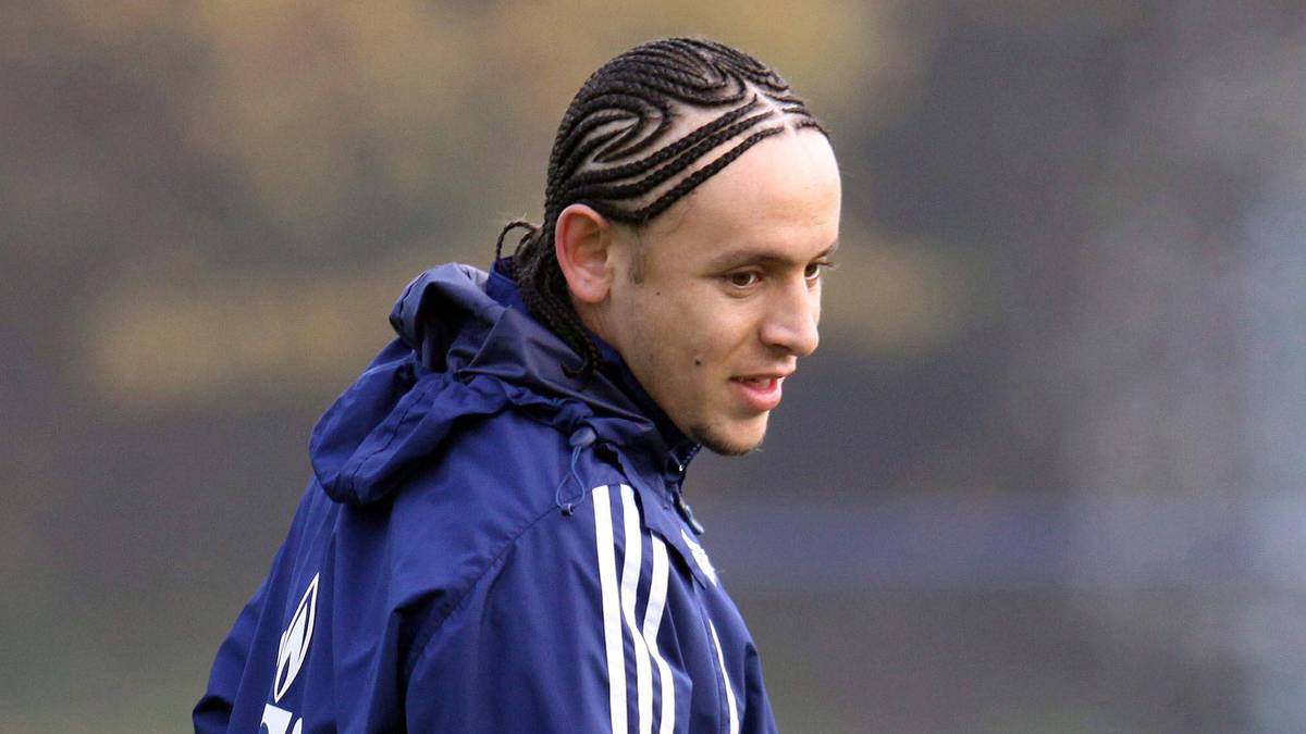 ... die bei den meisten Betrachtern allerdings eher Kopfschütteln auslösen. Inzwischen ist Rafinha bekanntlich bei Bayern und auch seine Haare etwas altersgemäßer