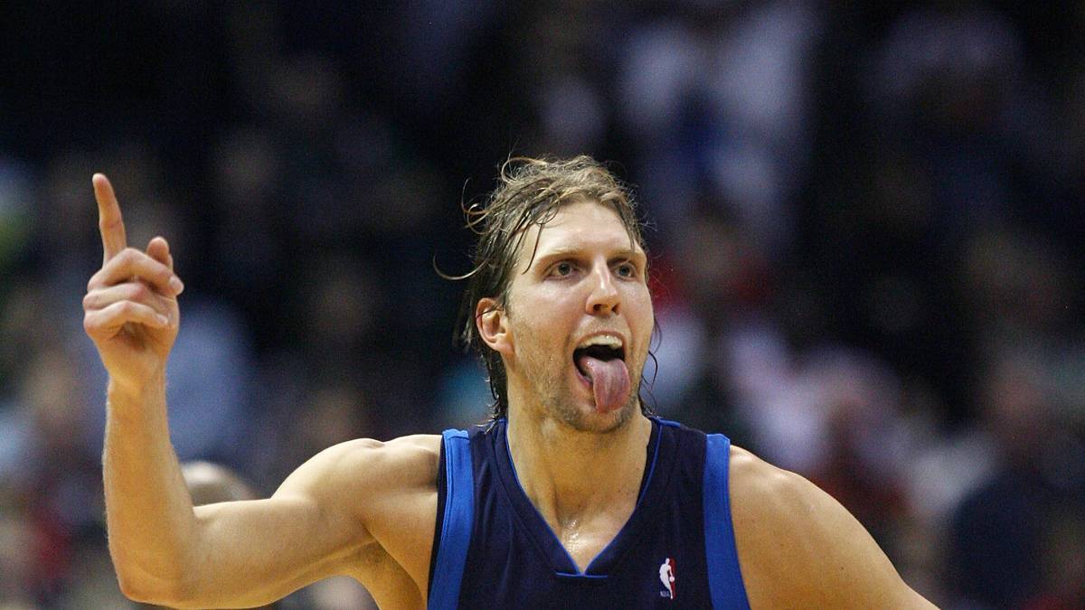 WIN SHARE: Den Beweis für die Wichtigkeit Nowitzkis für die Mavericks liefert sein Win Share (eine Metrik, die angibt, wie viele Siege ein Spieler für sein Team produziert). In dieser Statistik liegt der Würzburger auf Rang acht der ewigen Bestenliste. Vor ihm sind lediglich Legenden wie Abdul-Jabbar, LeBron James und Michael Jordan